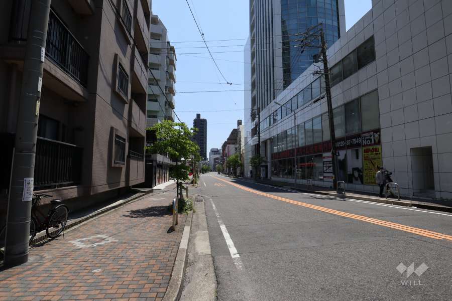 敷地西側の前面道路