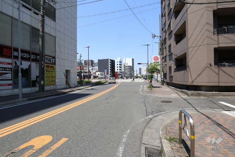 敷地西側の前面道路