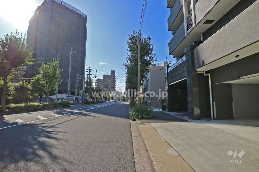 敷地南側の前面道路（東側から）