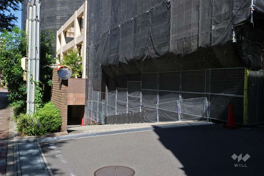地階にある駐車場へのアプローチ