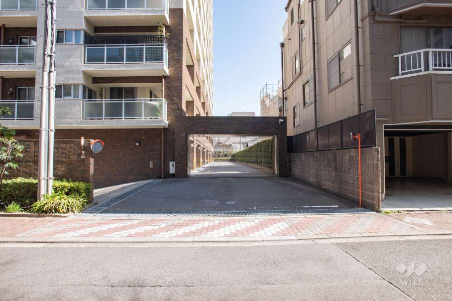 西側の駐車場出入り口（リングシャッター付き）