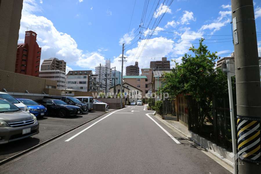 敷地北側の前面道路（東側から）