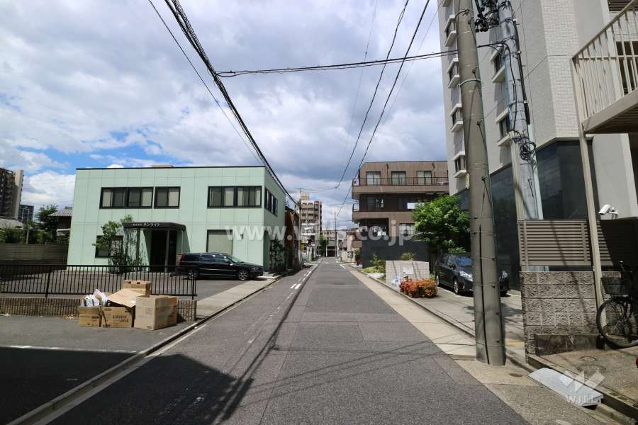 敷地西側の前面道路（南側から）