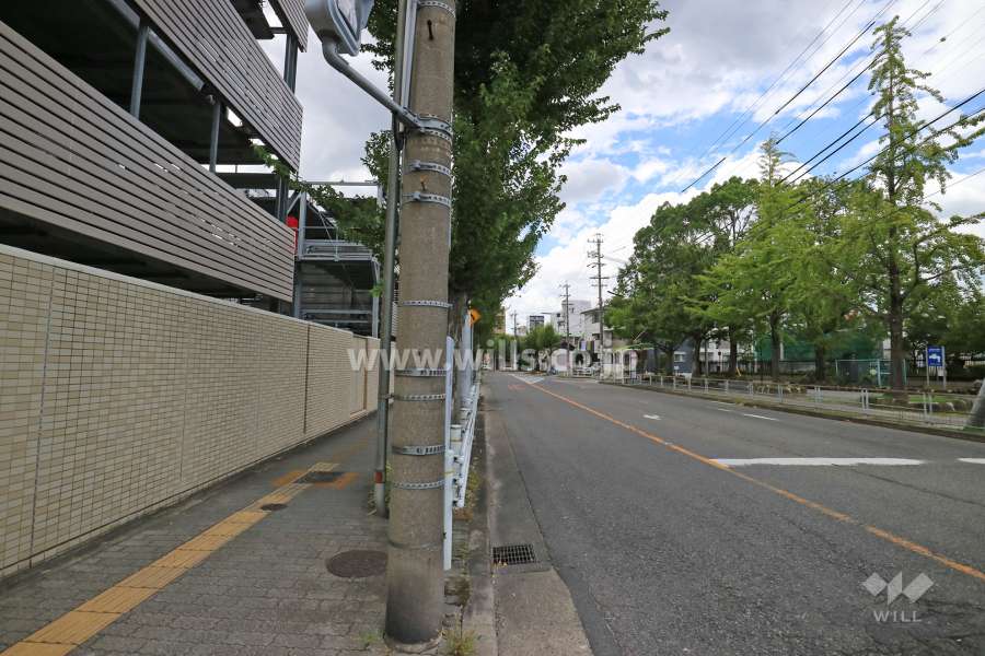 敷地北側の前面道路（東側から）