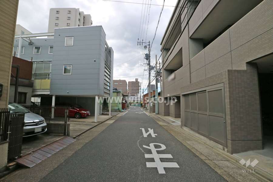 敷地南側の前面道路（東側から）