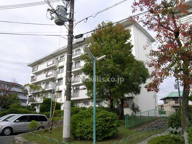 公団新千里北町第二団地C-57棟の外観（南東側から）