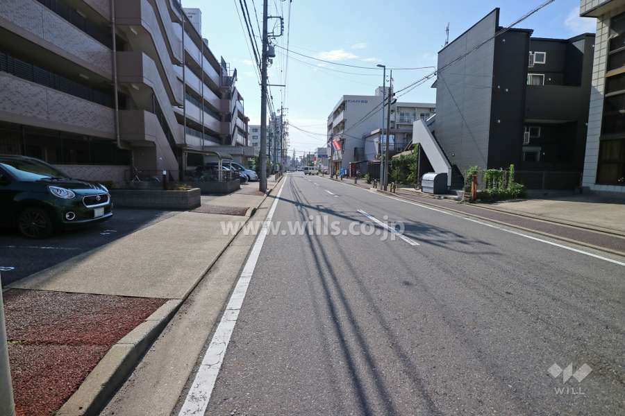 敷地の北側前面道路（東側から）