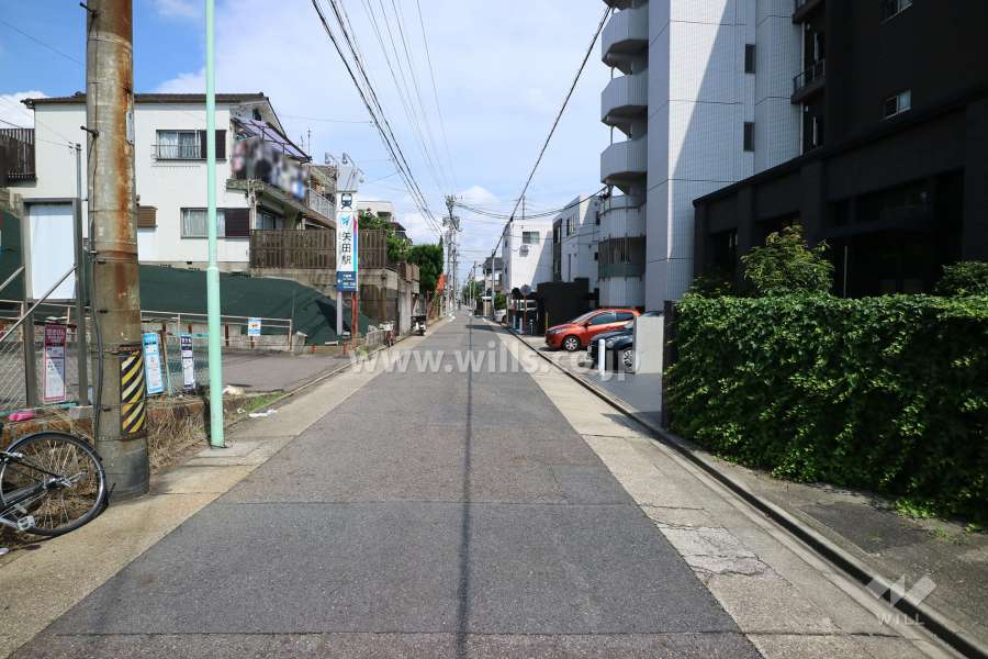敷地の北側前面道路（西側から）