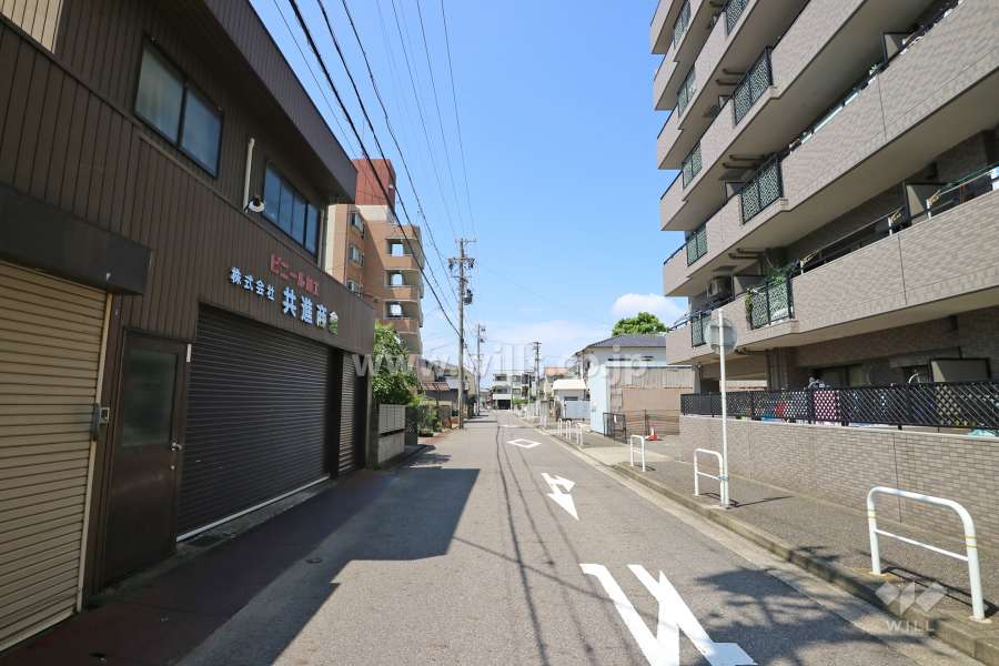 敷地南側の前面道路（東側から）