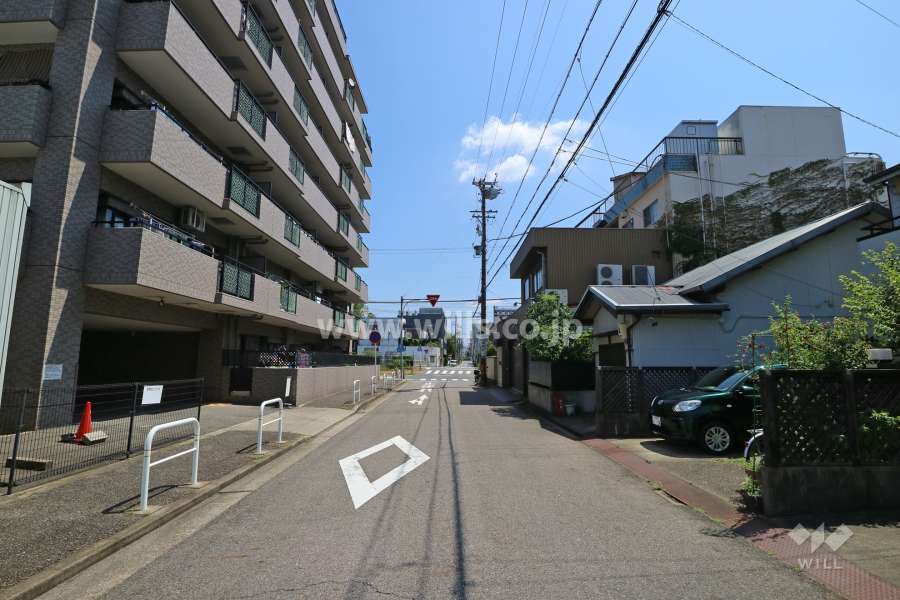 敷地南側の前面道路（西側から）
