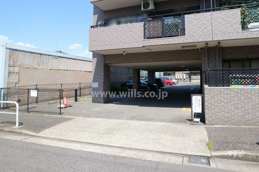 駐車場出入り口