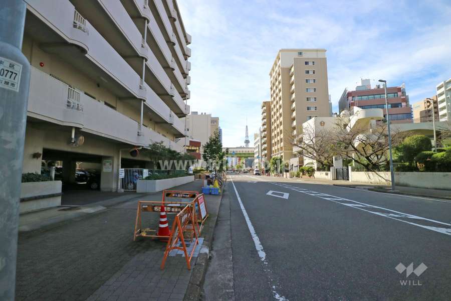 敷地北側の前面道路（東側から）