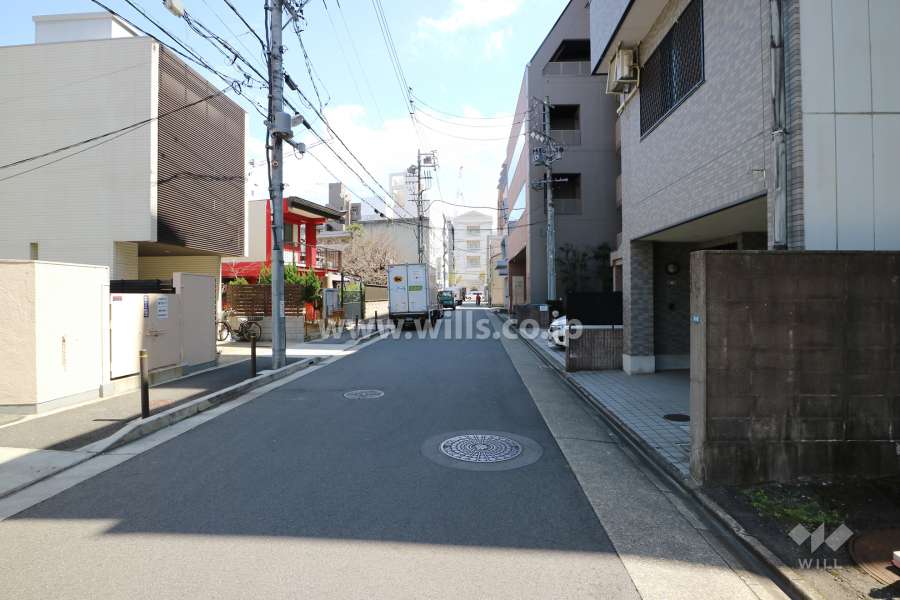 敷地南側の前面道路（西側から）