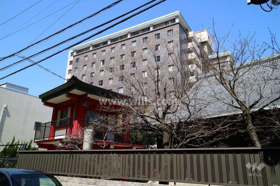 東カン名古屋キャステールの遠景。周辺には寺院が並んでいます。