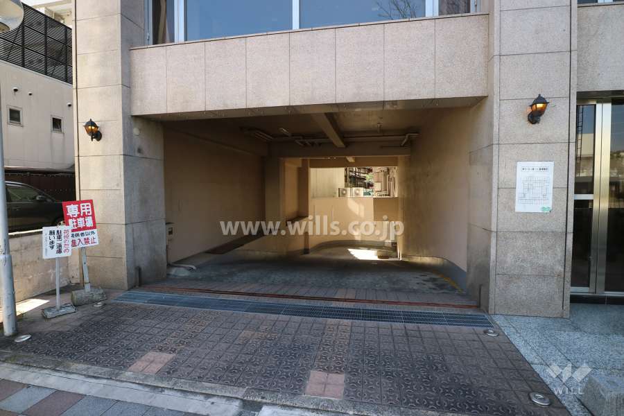 駐車場出入り口