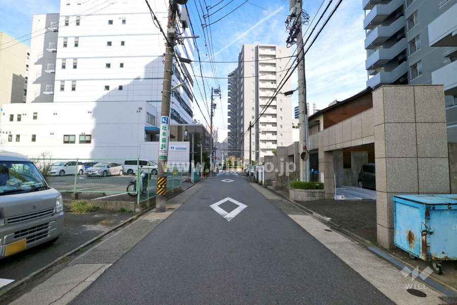 敷地北側の前面道路（西側から）