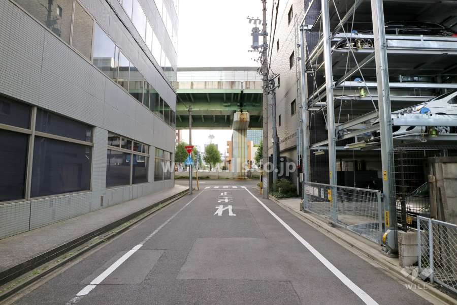 敷地南側の前面道路（東側から）