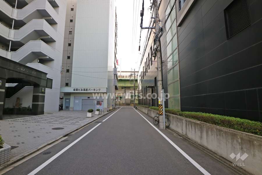 敷地北側の前面道路（東側から）