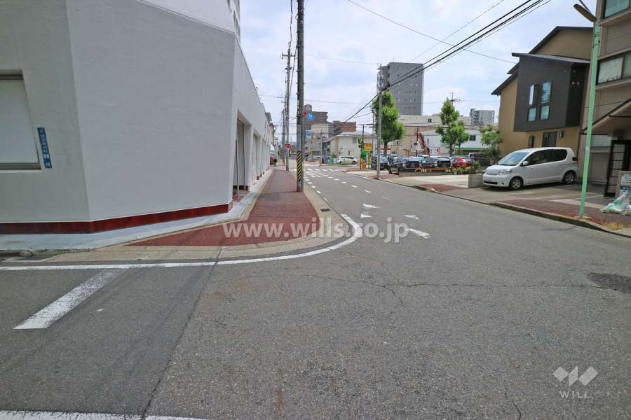 敷地南側の前面道路（西側から）