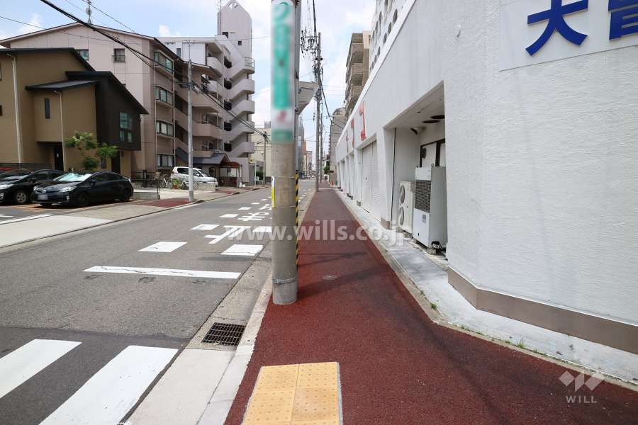 敷地南側の前面道路（東側から）