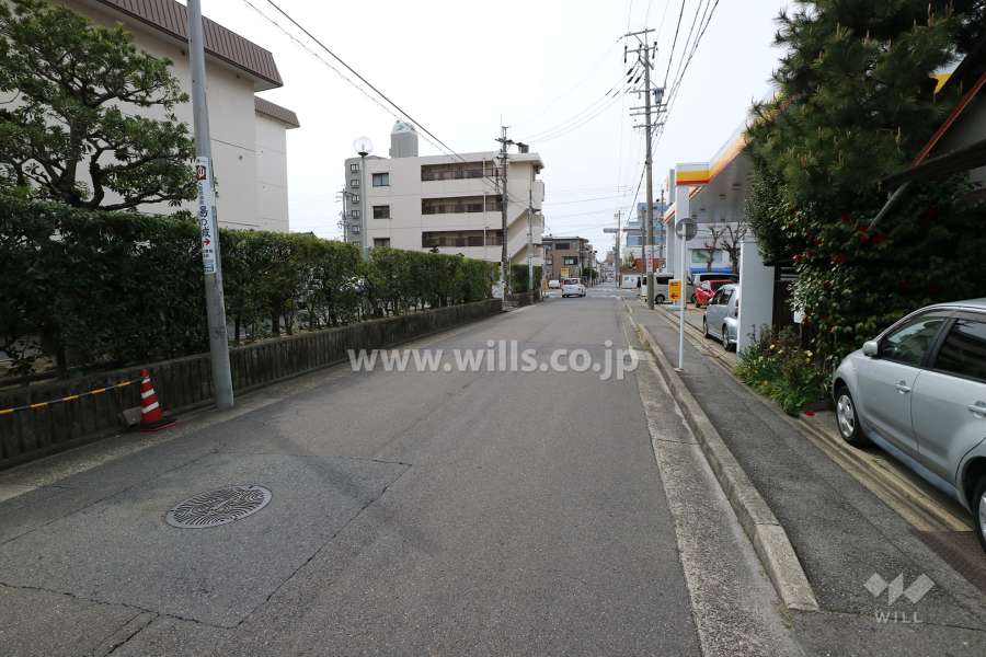 敷地北側の前面道路（東側から）