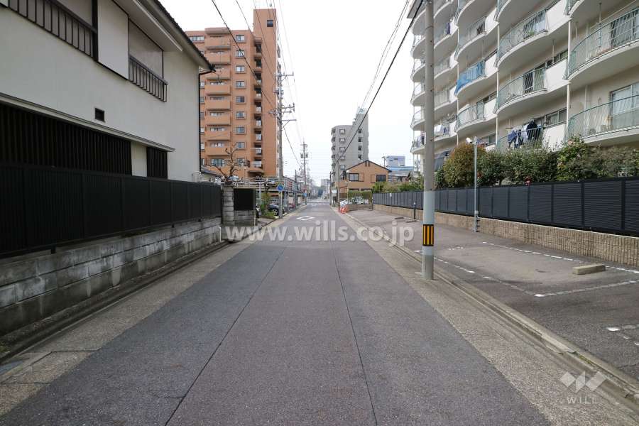 敷地南側の前面道路（東側から）