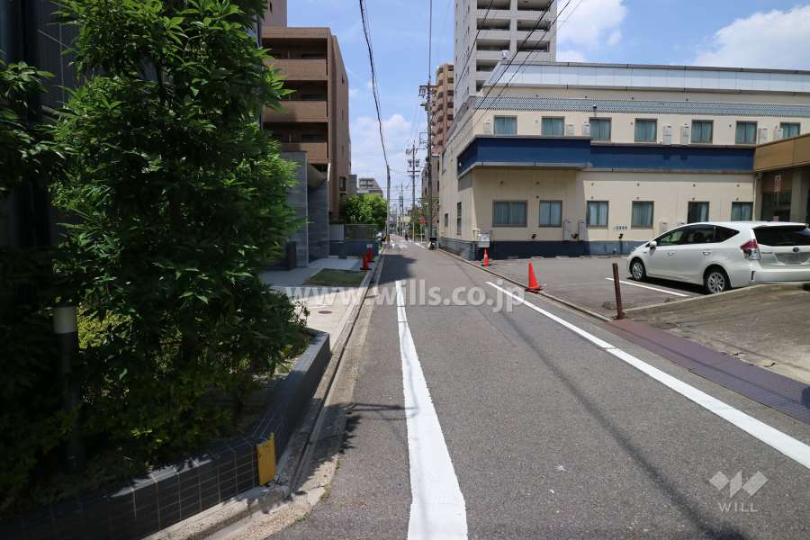 敷地東側の前面道路（南側から）