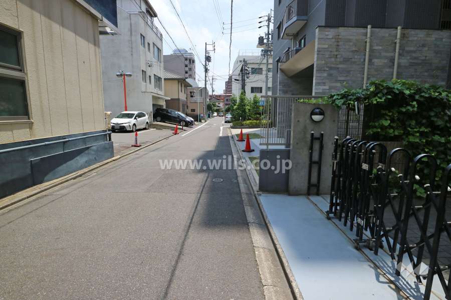敷地東側の前面道路（北側から）