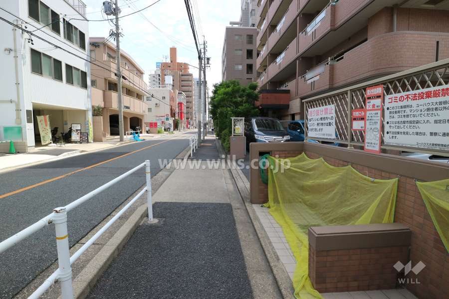 敷地東側の前面道路（北側から）