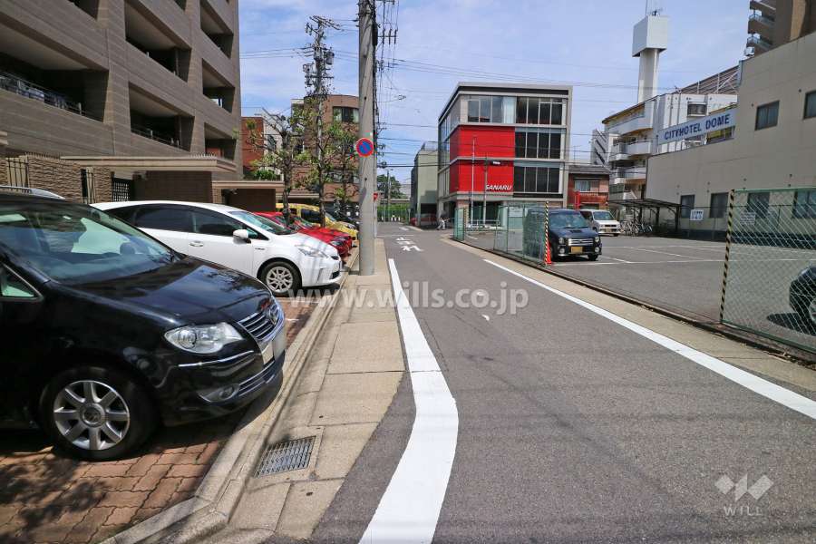 敷地南側の前面道路（西側から）