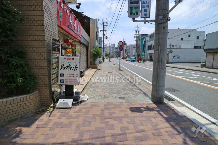 敷地西側の前面道路（北側から）