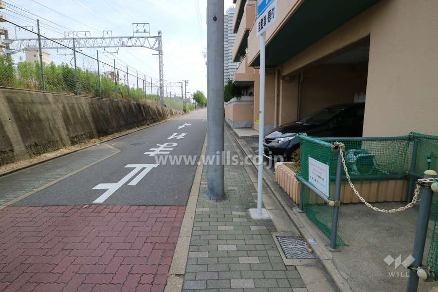敷地東側の前面道路（北側から）