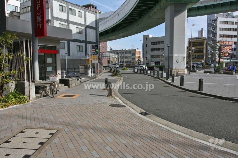 敷地南側の前面道路(西側から)