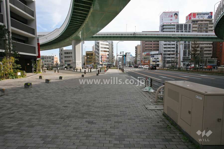 敷地南側は高速道路に面しています。