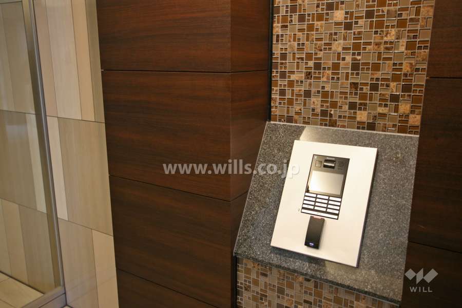 エントランスはオートロック付きです。