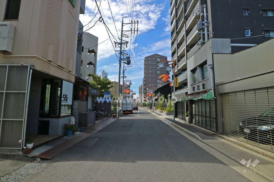 敷地南側の前面道路（東側から）