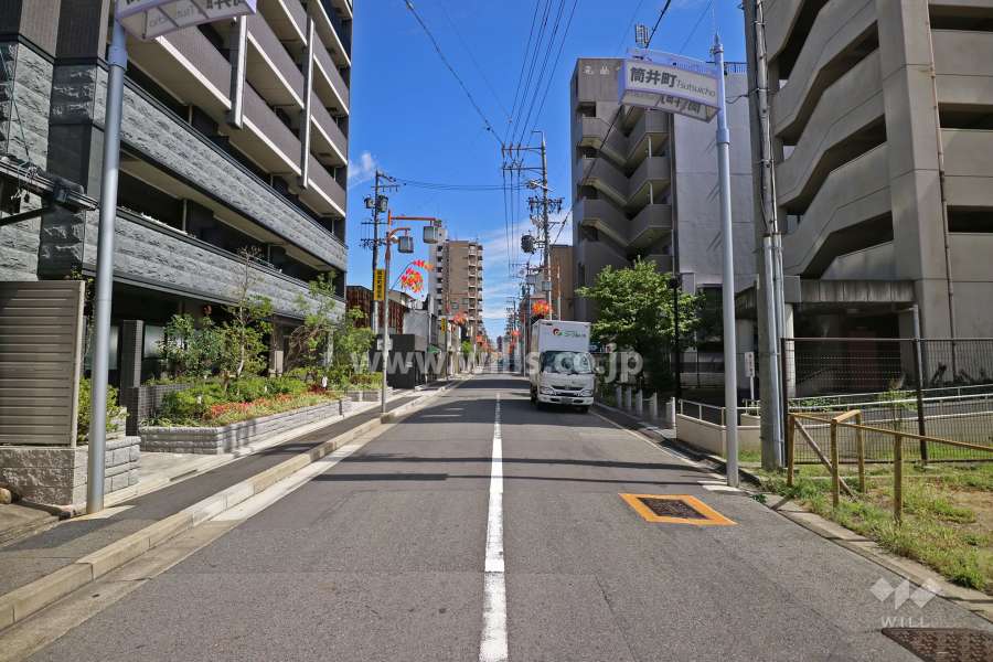 敷地南側の前面道路（西側から）