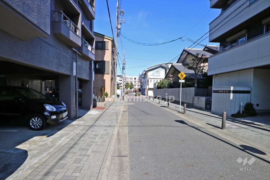 敷地の東側前面道路（南側から）
