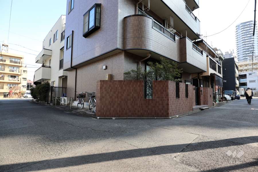 敷地北東側の前面道路（南西側から）