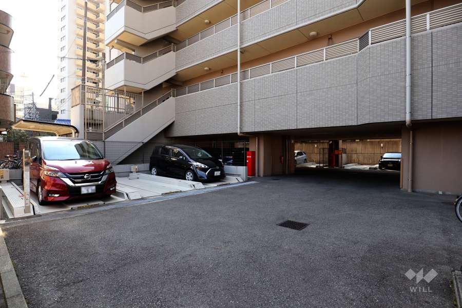 駐車場の出入り口・敷地内駐車場（屋外機械式）他に屋内平面式があります。