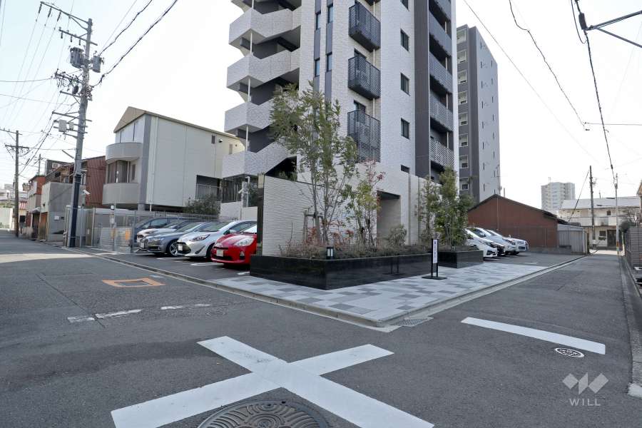 敷地北東側の前面道路（北西側から）