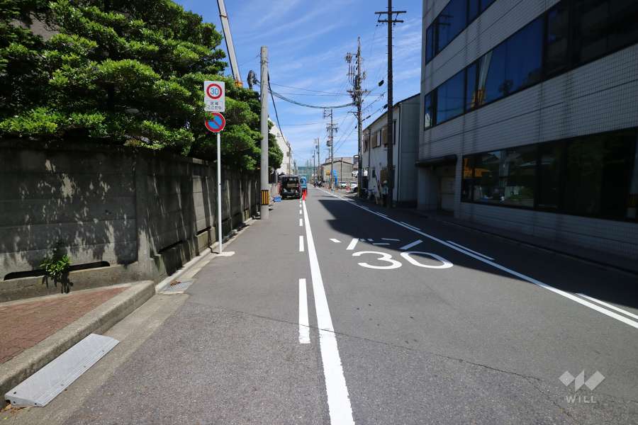 敷地の南側前面道路（西側から）