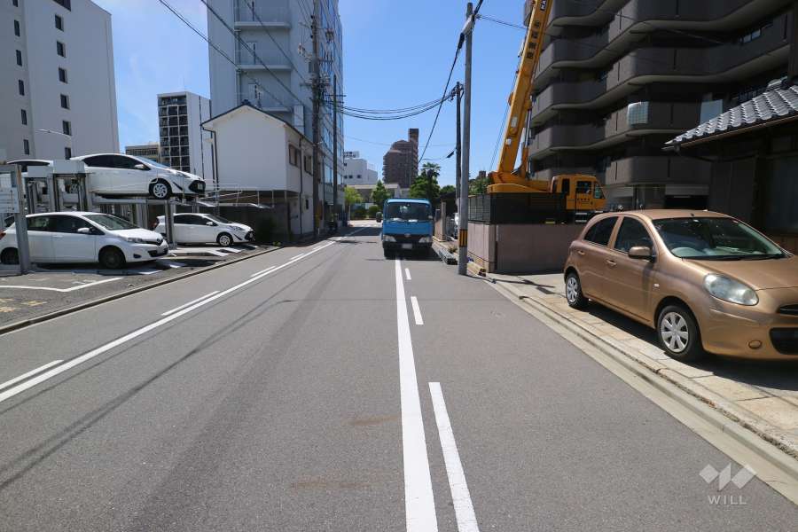 敷地の南側前面道路（東側から）