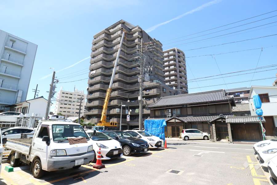 ユーハウス第2徳川の遠景。周辺は住宅の他、事務所や店舗が混在する街です。