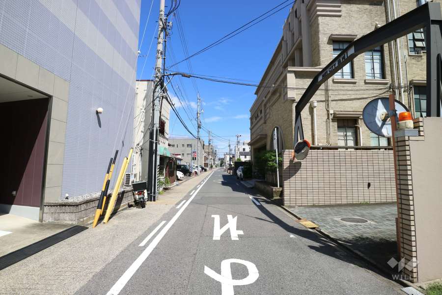敷地北側の前面道路（西側から）