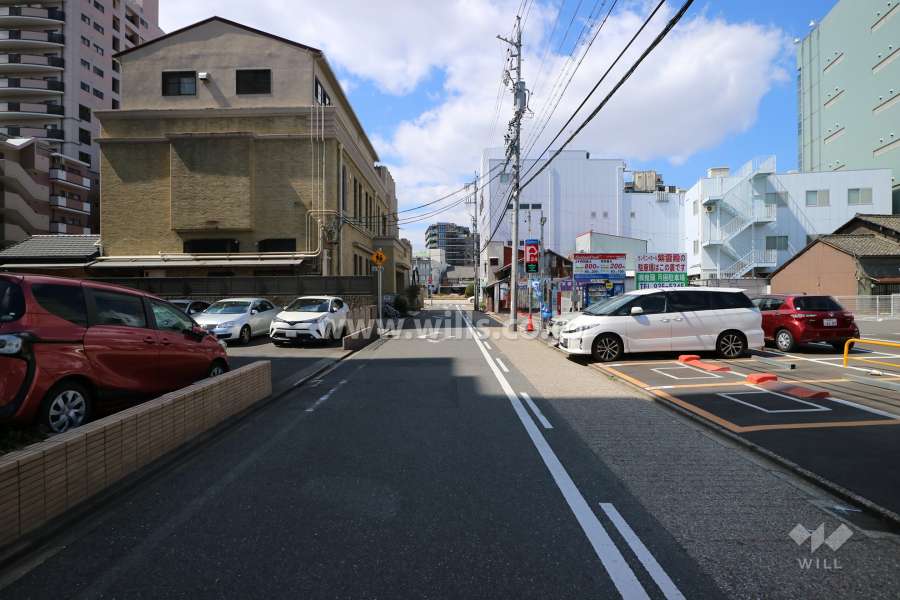 敷地北側の前面道路（東側から）
