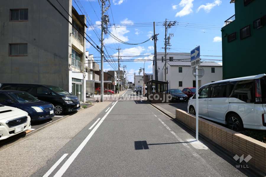 敷地北側の前面道路（西側から）