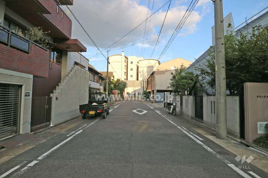 敷地北側の前面道路（西側から）