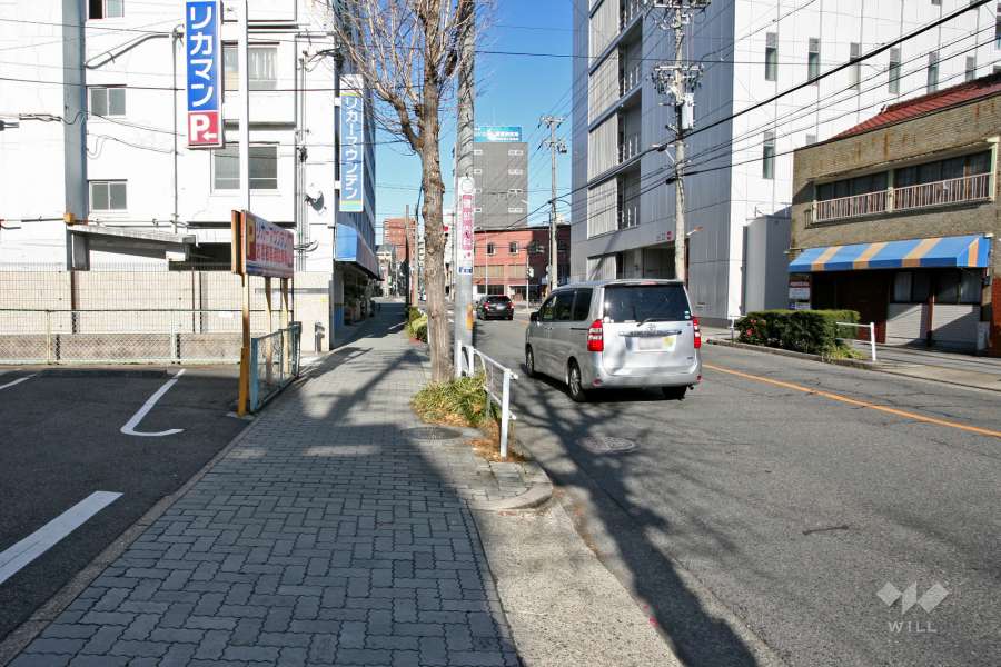 敷地東側の前面道路（南側から）