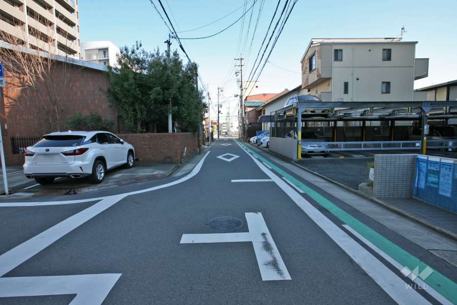敷地北側の前面道路（西側から）
